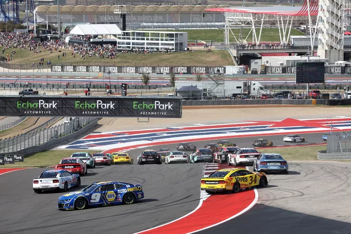 Chase Elliott, Hendrick Motorsports Chevrolet, Todd Gilliland, Front Row Motorsports Ford