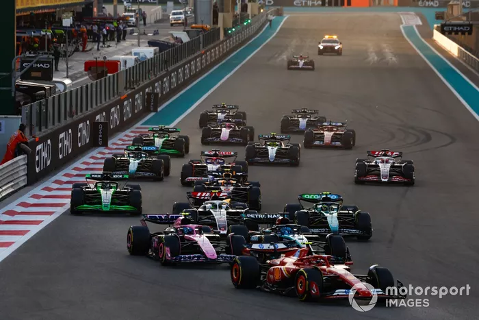 Carlos Sainz, Ferrari SF-24, Pierre Gasly, Alpine A524, George Russell, Mercedes F1 W15, Nico Hulkenberg, Haas VF-24, Fernando Alonso, Aston Martin AMR24, el resto de la parrilla en la salida.