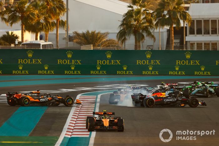 Lando Norris, McLaren MCL38, como Oscar Piastri, McLaren MCL38, Max Verstappen, Red Bull Racing RB20, trompo tras contacto en la salida.