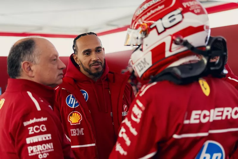 Lewis Hamilton, Charles Leclerc, Ferrari et Frederic Vasseur, Team Principal et General Manager, Scuderia Ferrari
