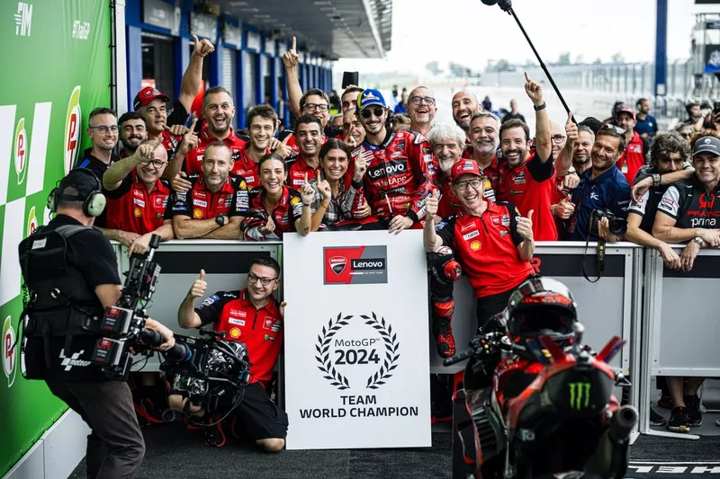 Francesco Bagnaia, del Ducati Team, festeggia il titolo mondiale a squadre 
