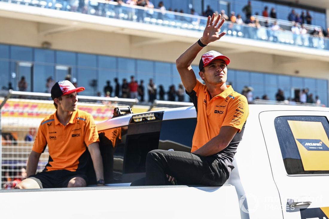 Oscar Piastri, da McLaren F1 Team, e Lando Norris, da McLaren F1 Team, acenam ao público na parada dos pilotos