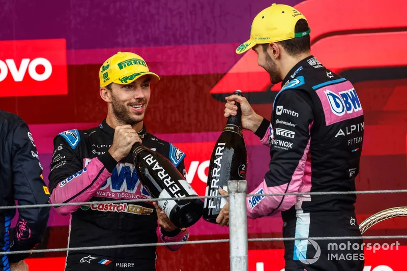 Max Verstappen, Red Bull Racing, 1ère position, Pierre Gasly, Alpine F1 Team, 3ème position, Esteban Ocon, Alpine F1 Team, 2ème position, sur le podium.