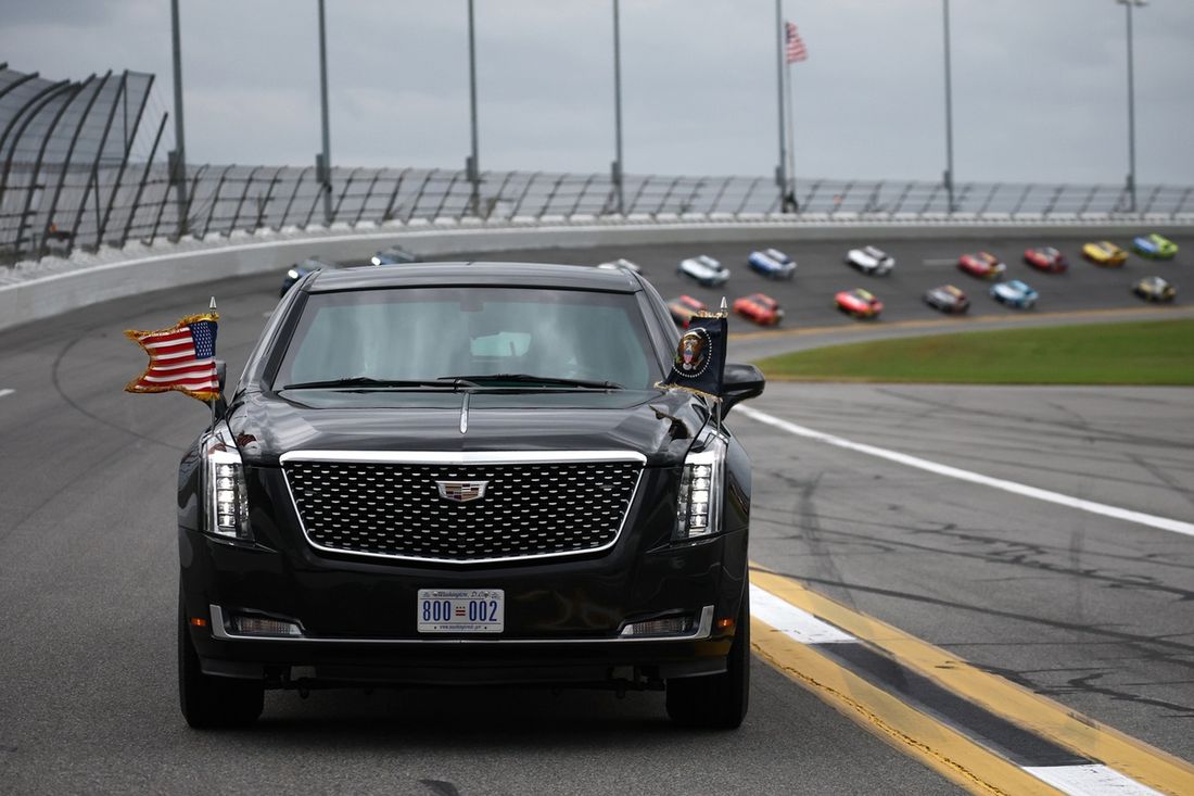 Prezydent USA Donald Trump jest wożony po torze przed wyścigiem Daytona 500