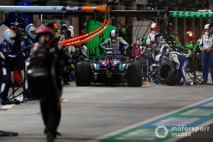 Liam Lawson, VCARB 01, hace una parada en boxes