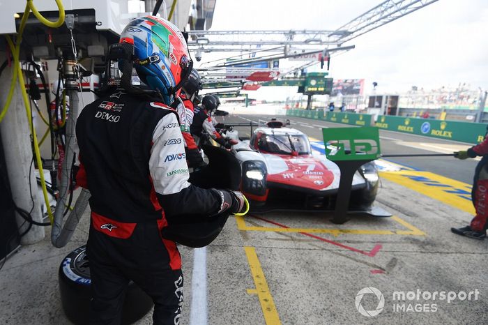 José María López, #7 Toyota Gazoo Racing Toyota GR010 - Hybrid Hypercar pit stop