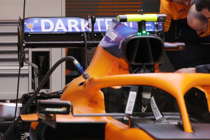 Detalle del alerón trasero del McLaren MCL35M