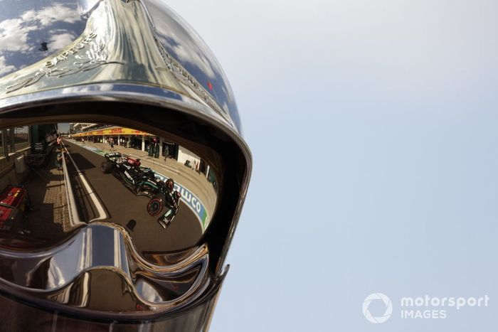 Lewis Hamilton, Mercedes W12, reflejado en un casco de bomberos