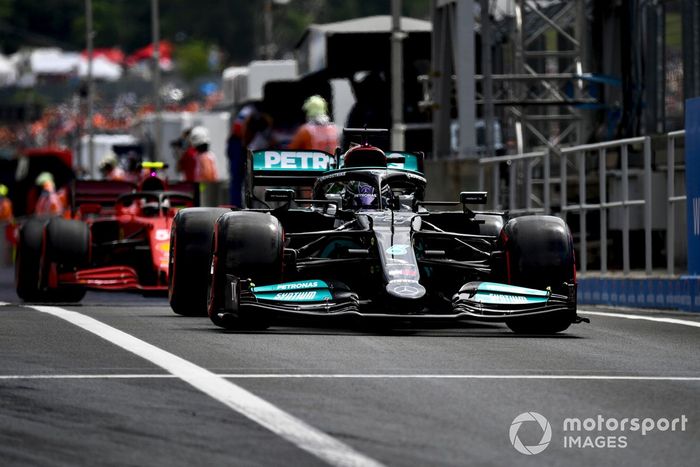 Lewis Hamilton, Mercedes W12, Carlos Sainz Jr., Ferrari SF21