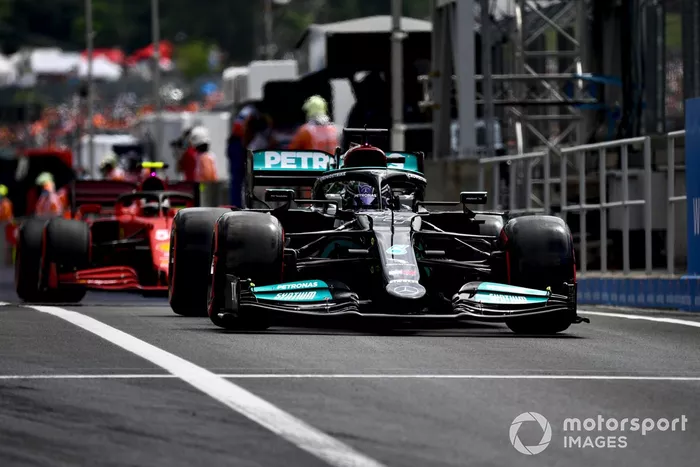 Lewis Hamilton, Mercedes W12, Carlos Sainz Jr., Ferrari SF21