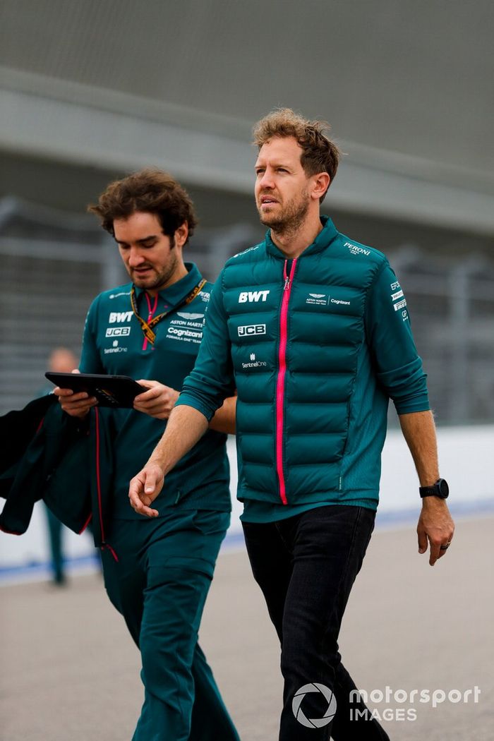 Sebastian Vettel, Aston Martin, camina la pista 