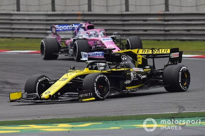 Daniel Ricciardo, Renault F1 Team R.S.19, Sergio Perez, Racing Point RP19