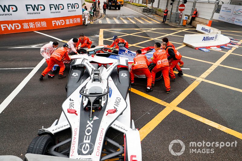 I Marshal rimouovono la vettura di Felipe Nasr, Dragon Racing, Penske EV-3, Pascal Wehrlein, Mahindra Racing, M5 Electro dopo un incidente