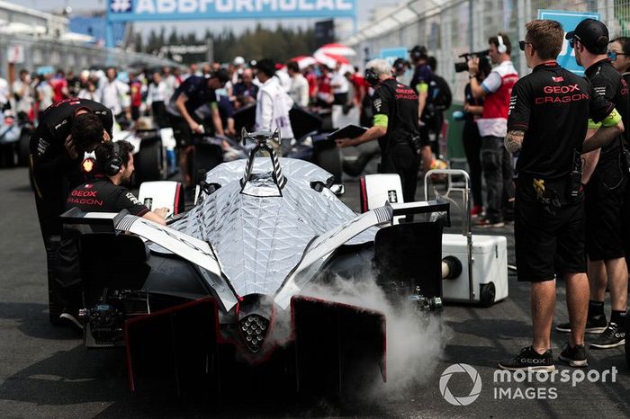 Jose Maria Lopez, GEOX Dragon Racing Penske EV-3 con ingenieros