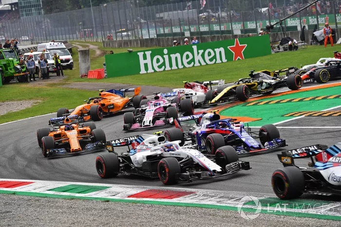 Sergey Sirotkin, Williams FW41, Pierre Gasly, Scuderia Toro Rosso STR13, Fernando Alonso, McLaren MCL33 y Sergio Perez, Racing Point Force India VJM11 al inicio