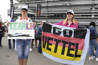 Tifosi di Lewis Hamilton, Mercedes AMG F1 e Sebastian Vettel, Ferrari, con dei cartelli