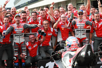 Le vainqueur Andrea Dovizioso, Ducati Team, le deuxième, Jorge Lorenzo, Ducati Team