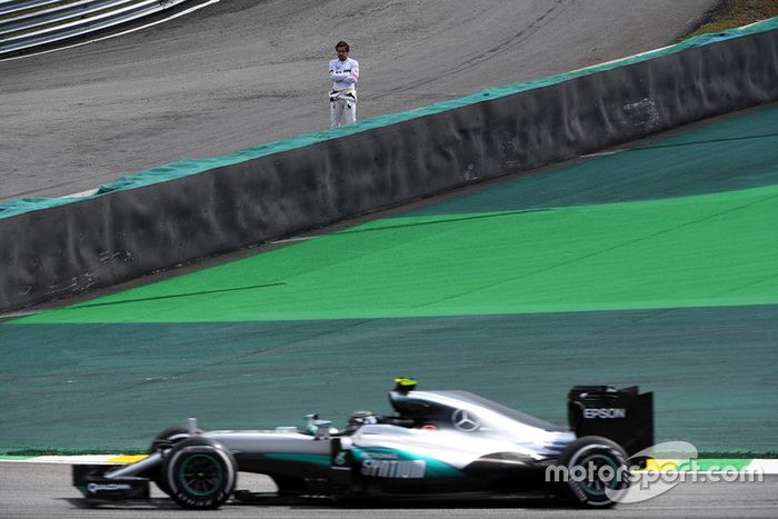 Fernando Alonso, McLaren watches Nico Rosberg, Mercedes-Benz F1 W07