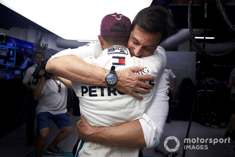 Wolff congratulates Hamilton for his pole lap