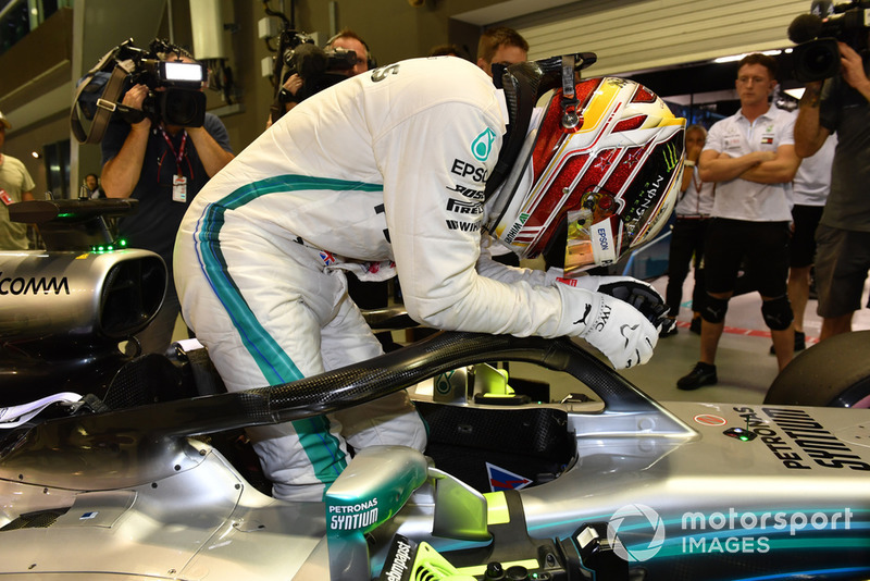 Il poleman Lewis Hamilton, Mercedes-AMG F1 W09, festeggia nel parco chiuso