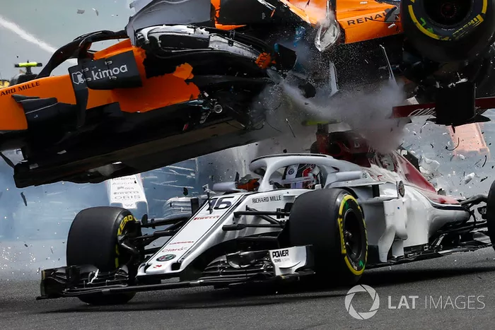 Charles Leclerc, Sauber C37, Fernando Alonso, McLaren MCL33 