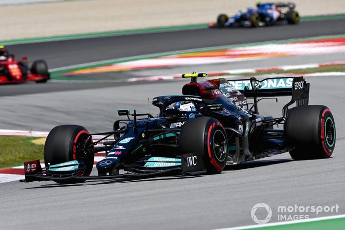 Valtteri Bottas, Mercedes W12, Carlos Sainz Jr., Ferrari SF21