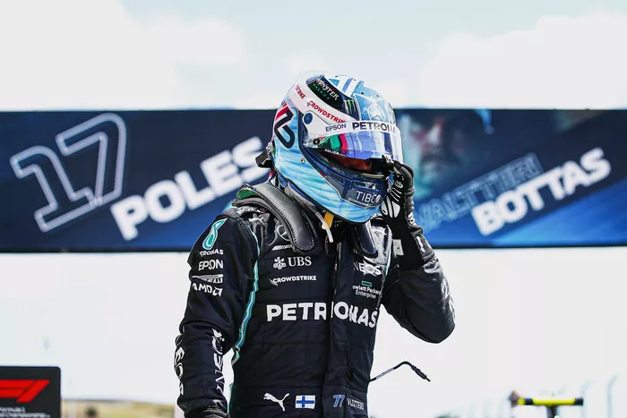 Ganador de la pole Valtteri Bottas, Mercedes, en Parc Ferme
