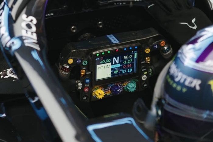 Detalle del volante del Mercedes W12