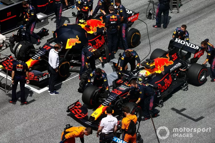 Max Verstappen, Red Bull Racing RB16B, adelanta a Sergio Pérez, Red Bull Racing RB16B, en la parrilla de salida