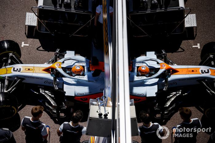 Daniel Ricciardo, McLaren MCL35M, sale de boxes