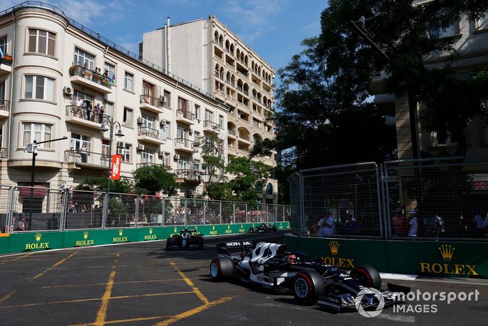 Yuki Tsunoda, AlphaTauri AT02, Sebastian Vettel, Aston Martin AMR21