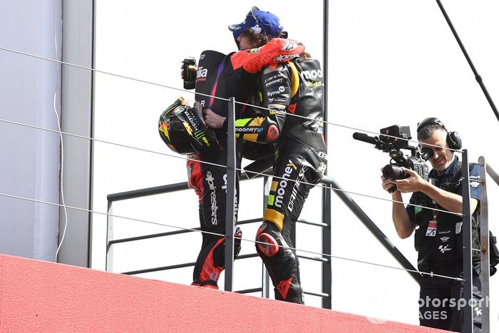 Podio: Segundo lugar Maverick Viñales, Aprilia Racing Team, tercer lugar Marco Bezzecchi, VR46 Racing Team