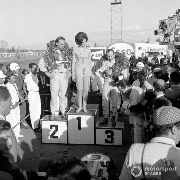 1964: 1. Dan Gurney, 2. John Surtees, 3. Lorenzo Bandini, en tercera.