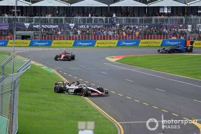 Kevin Magnussen, Haas VF-23, se reincorpora tras una salida por delante de Charles Leclerc, Ferrari SF-23, Alex Albon, Williams FW45
