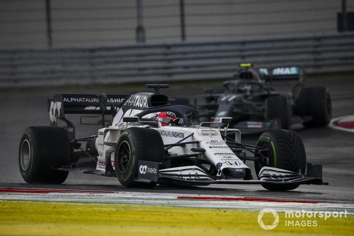 Daniil Kvyat, AlphaTauri AT01, Valtteri Bottas, Mercedes F1 W11