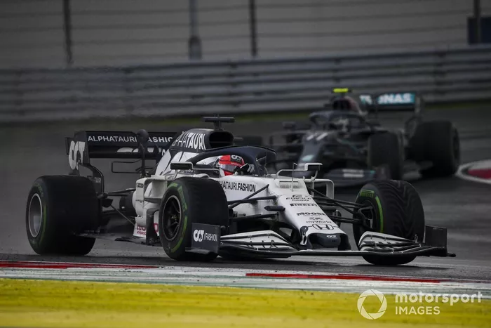 Daniil Kvyat, AlphaTauri AT01, Valtteri Bottas, Mercedes F1 W11