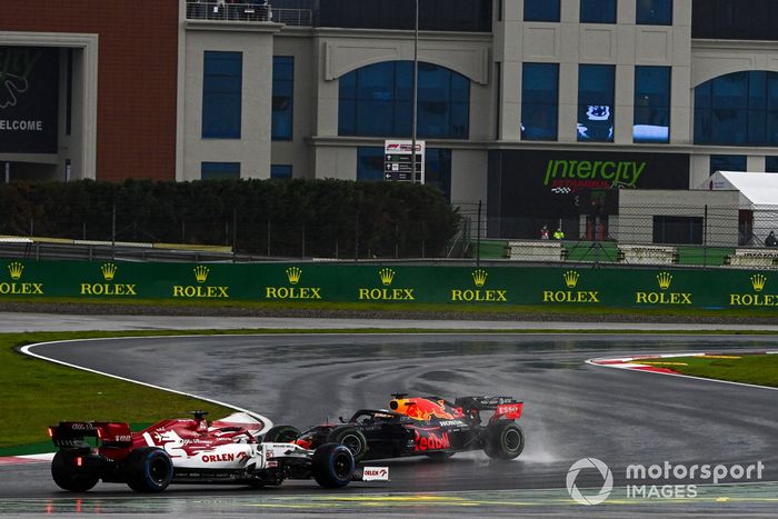 Max Verstappen, Red Bull Racing RB16, hace un trompo y Kimi Raikkonen, Alfa Romeo Racing C39