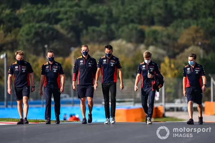 Alex Albon, Red Bull Racing, recorre la pista