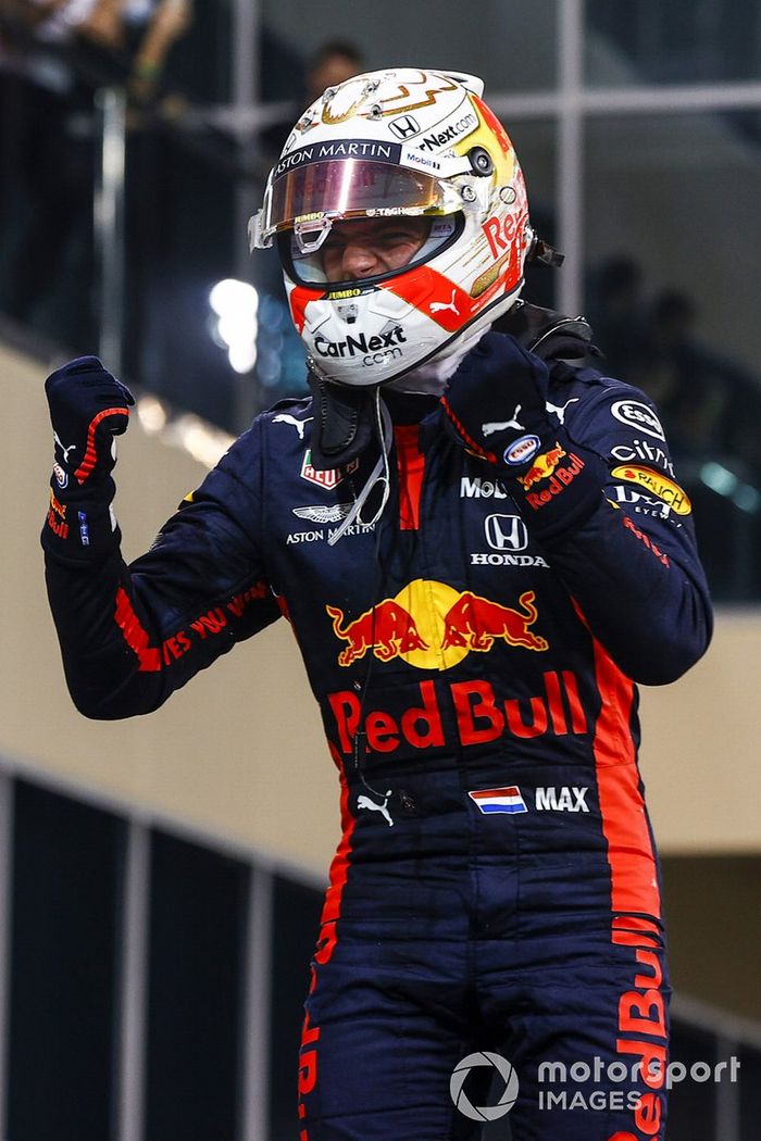 Ganador Max Verstappen, Red Bull Racing, celebra en Parc Ferme