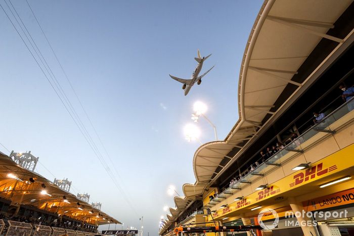 Un Boeing 787-9 Dreamliner de Gulf Air sobrevuela la parrilla de salida