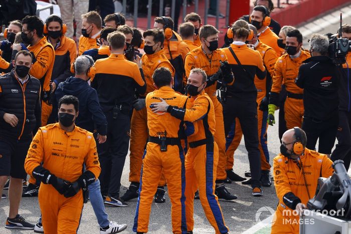 El equipo McLaren celebra después de la carrera