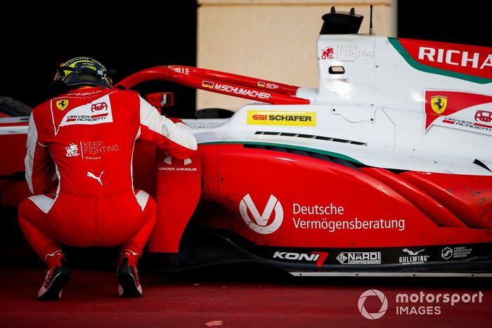 El campeón de F2 Mick Schumacher, Prema Racing celebra en Parc Ferme 