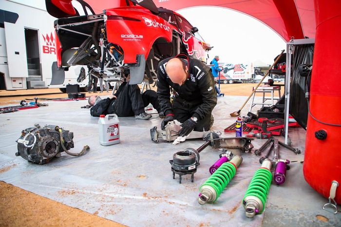 Los mecánicos trabajan en el coche de #305 Bahrain Raid Xtreme Hunter: Sebastien Loeb, Daniel Elena