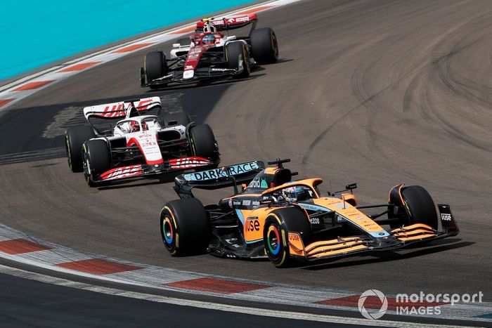 Daniel Ricciardo, McLaren MCL36, Kevin Magnussen, Haas VF-22, Zhou Guanyu, Alfa Romeo C42.