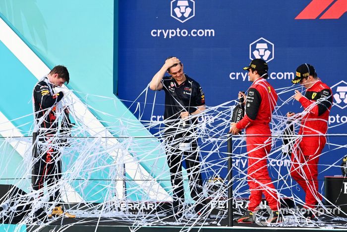 Charles Leclerc, Ferrari, 2º posición, el miembro del equipo Red Bull Racing, Max Verstappen, Red Bull Racing, 1º posición, Carlos Sainz, Ferrari, 3º posición, celebran en el podio