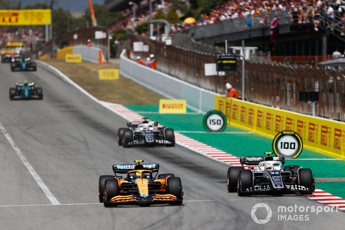 Lando Norris, McLaren MCL36, lucha con Yuki Tsunoda, AlphaTauri AT03, por delante de Pierre Gasly, AlphaTauri AT03