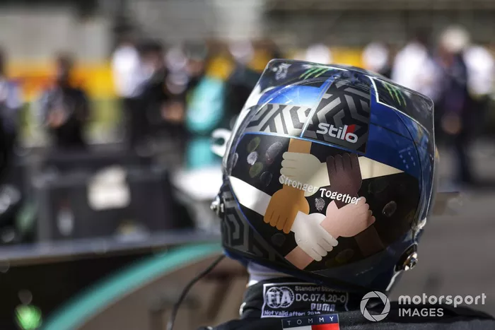  Diseño del casco con Stronger Together de Valtteri Bottas, Mercedes-AMG F1
