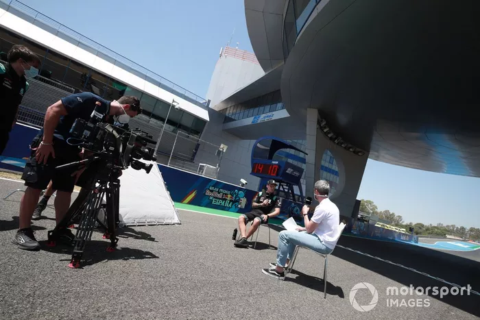 Equipos de TV trabajando en el paddock de Jerez