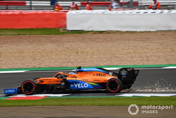 Lando Norris, McLaren MCL35 sacando chispas