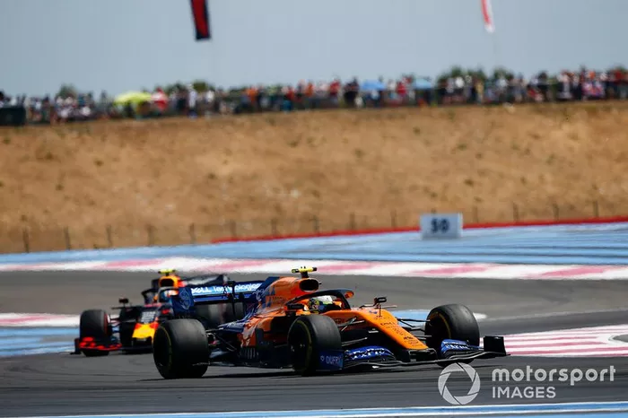 Lando Norris, McLaren MCL34, Pierre Gasly, Red Bull Racing RB15